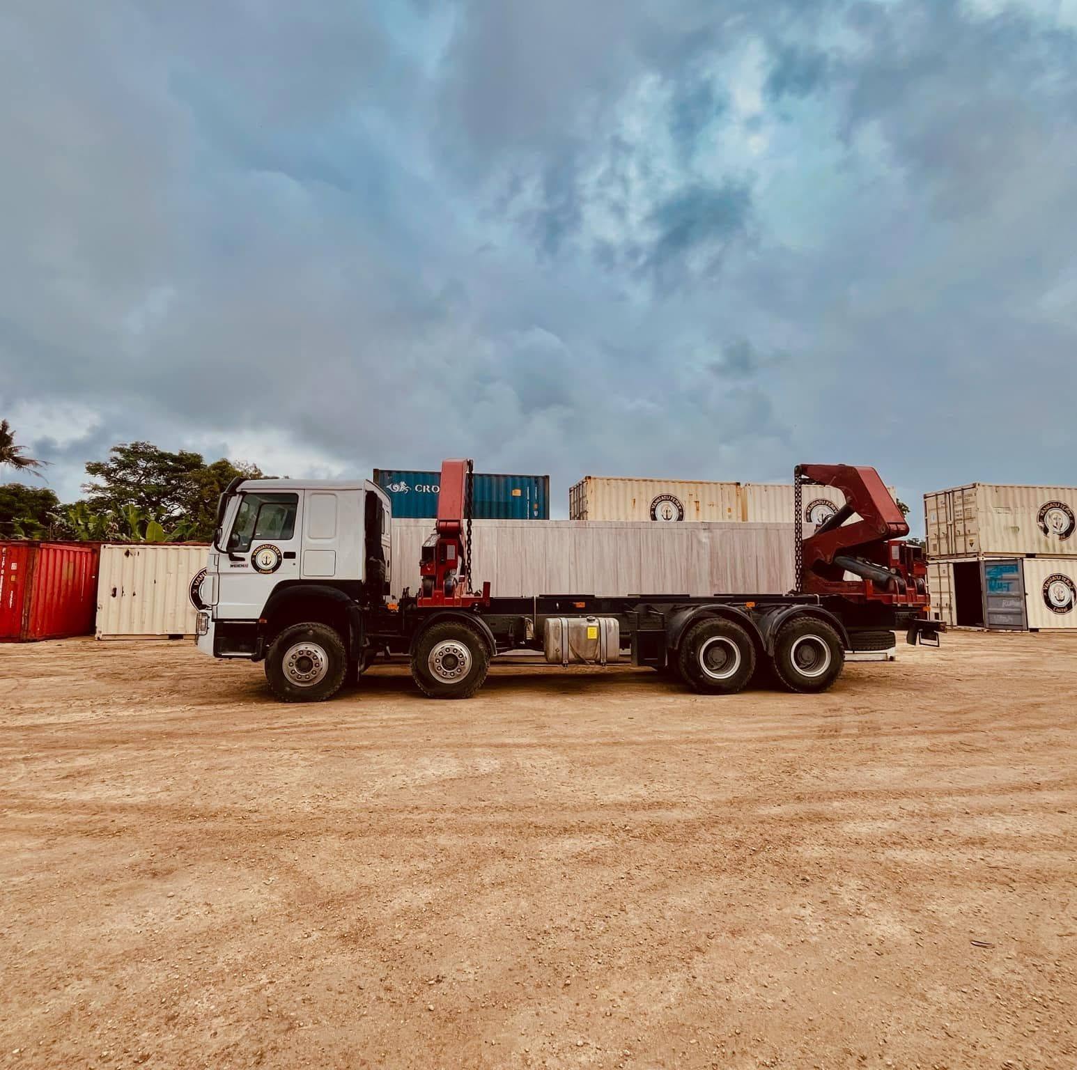 Camion side lifter équipé de deux bras de levage