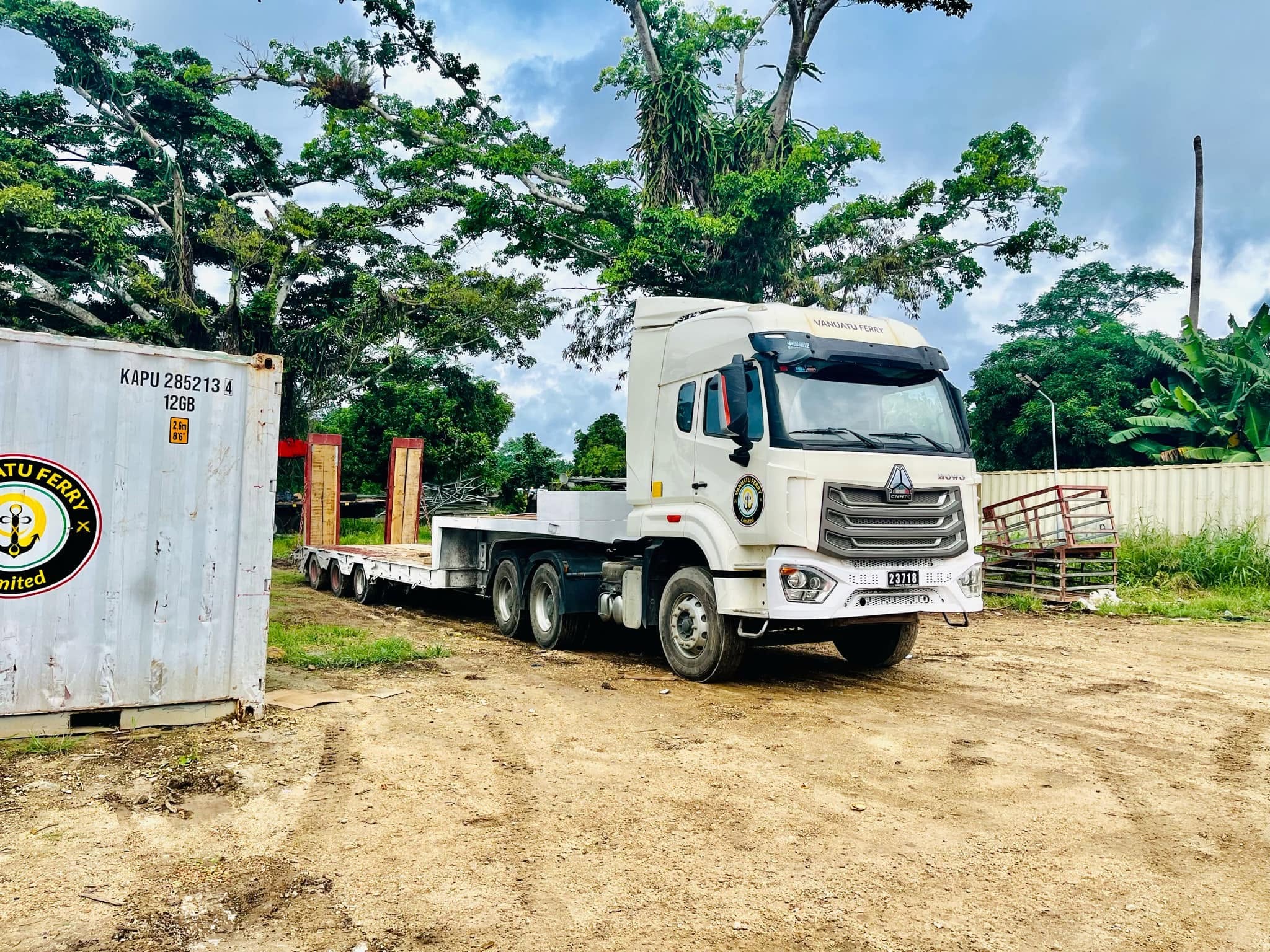Deux camions Vanuatu Ferry