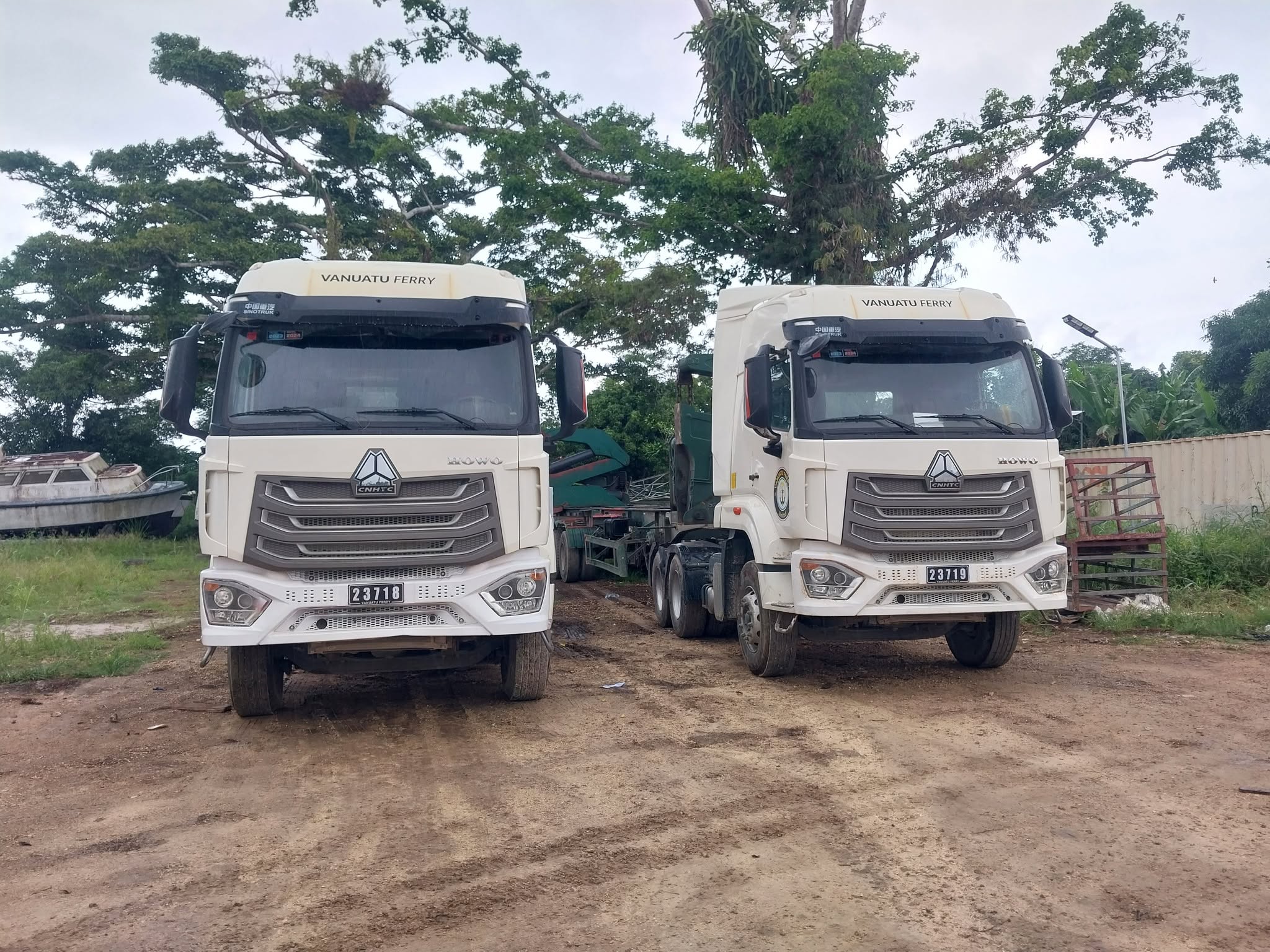 Camion Vanuatu Ferry avec remorque porte-engins